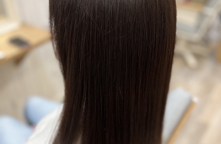 魅力的な美髪を手に入れる！驚きの縮毛矯正とトリートメントでパサつき知らずのサラサラ髪へ